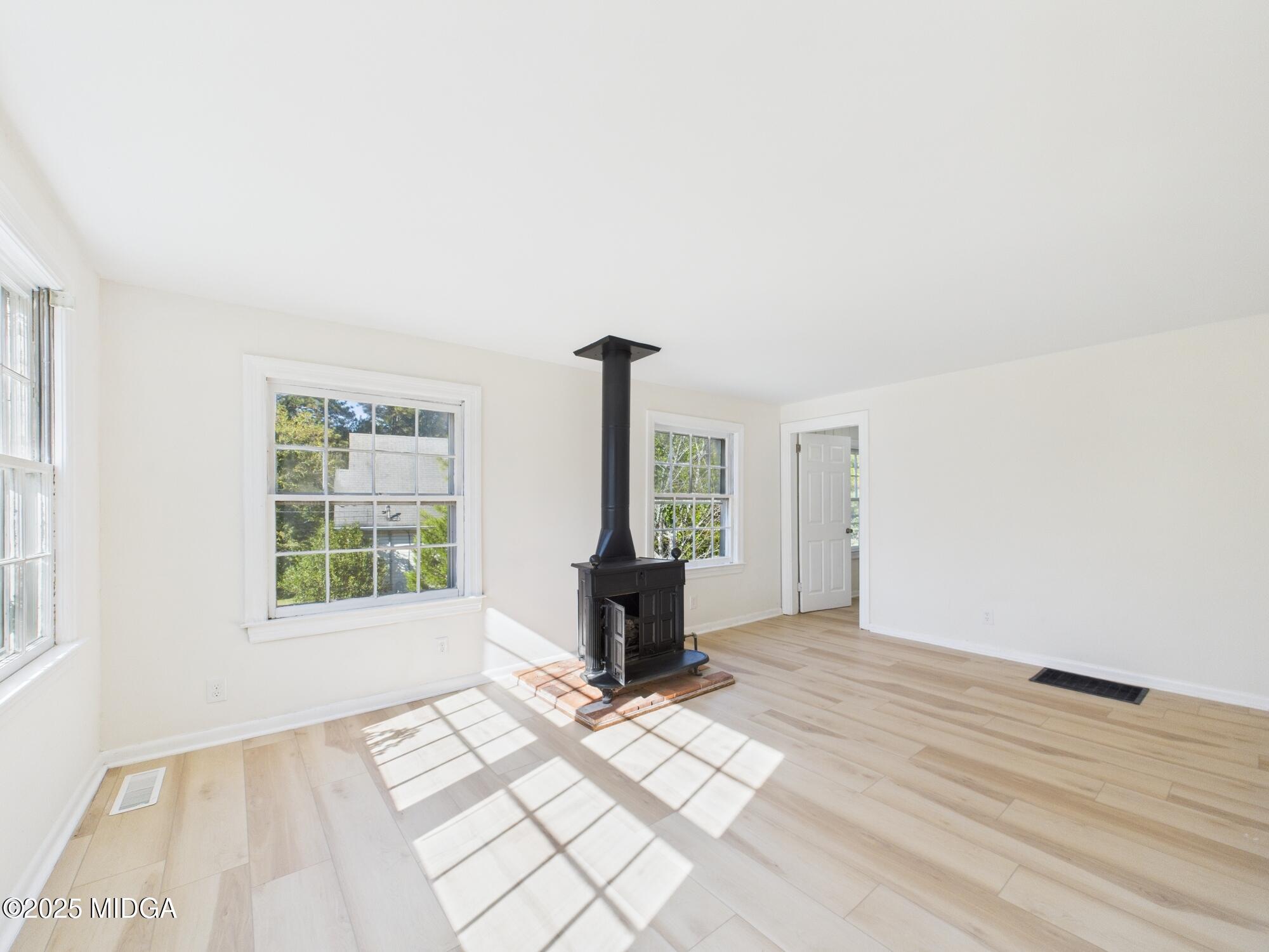 621 Forest Hill Road Macon, GA 31210 - Photo 25 of 50 an empty room with windows