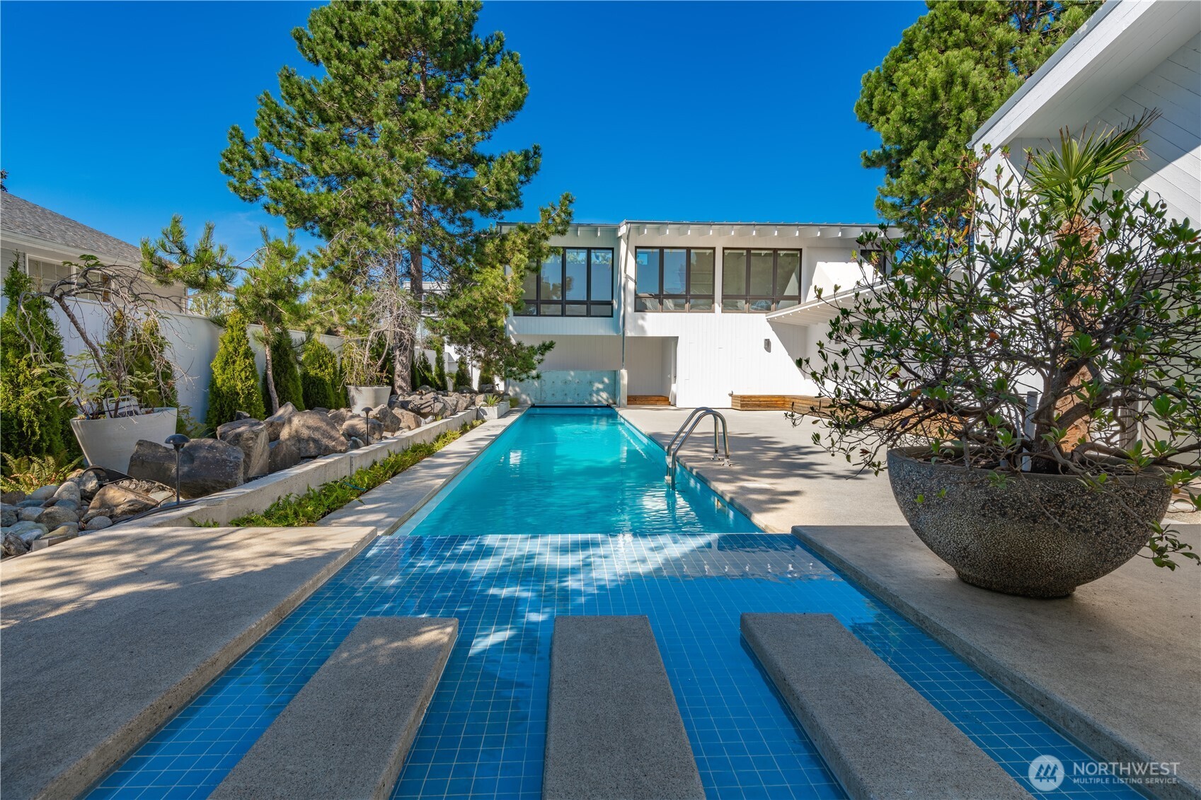 a view of a house with backyard
