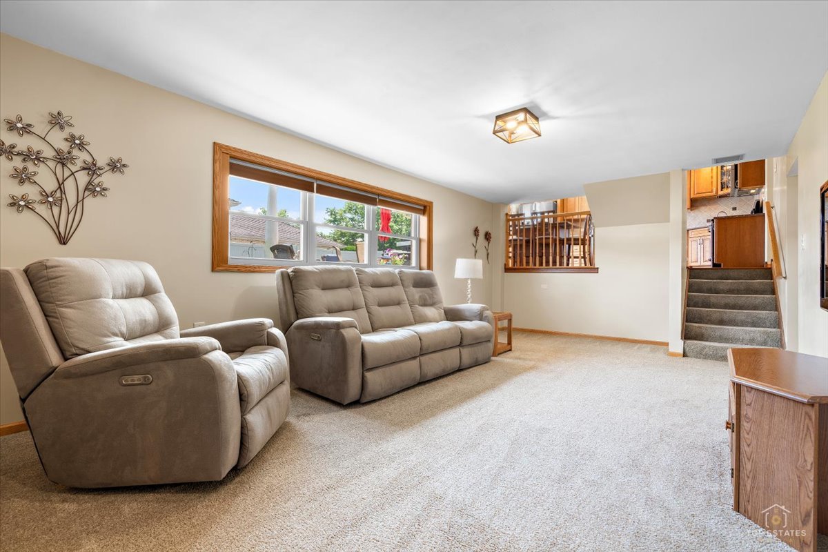 8124 Nottingham Road Tinley Park, IL 60477 - Photo 20 of 33 a living room with furniture and a window