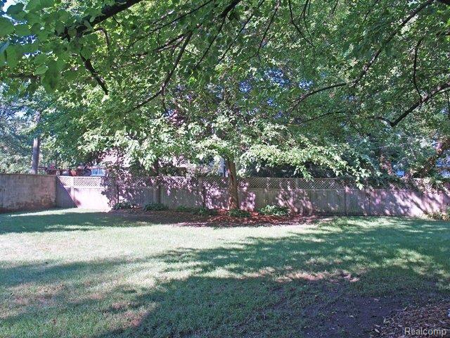 319 Lincoln Road Grosse Pointe, MI 48230 - Photo 22 of 24 Yard