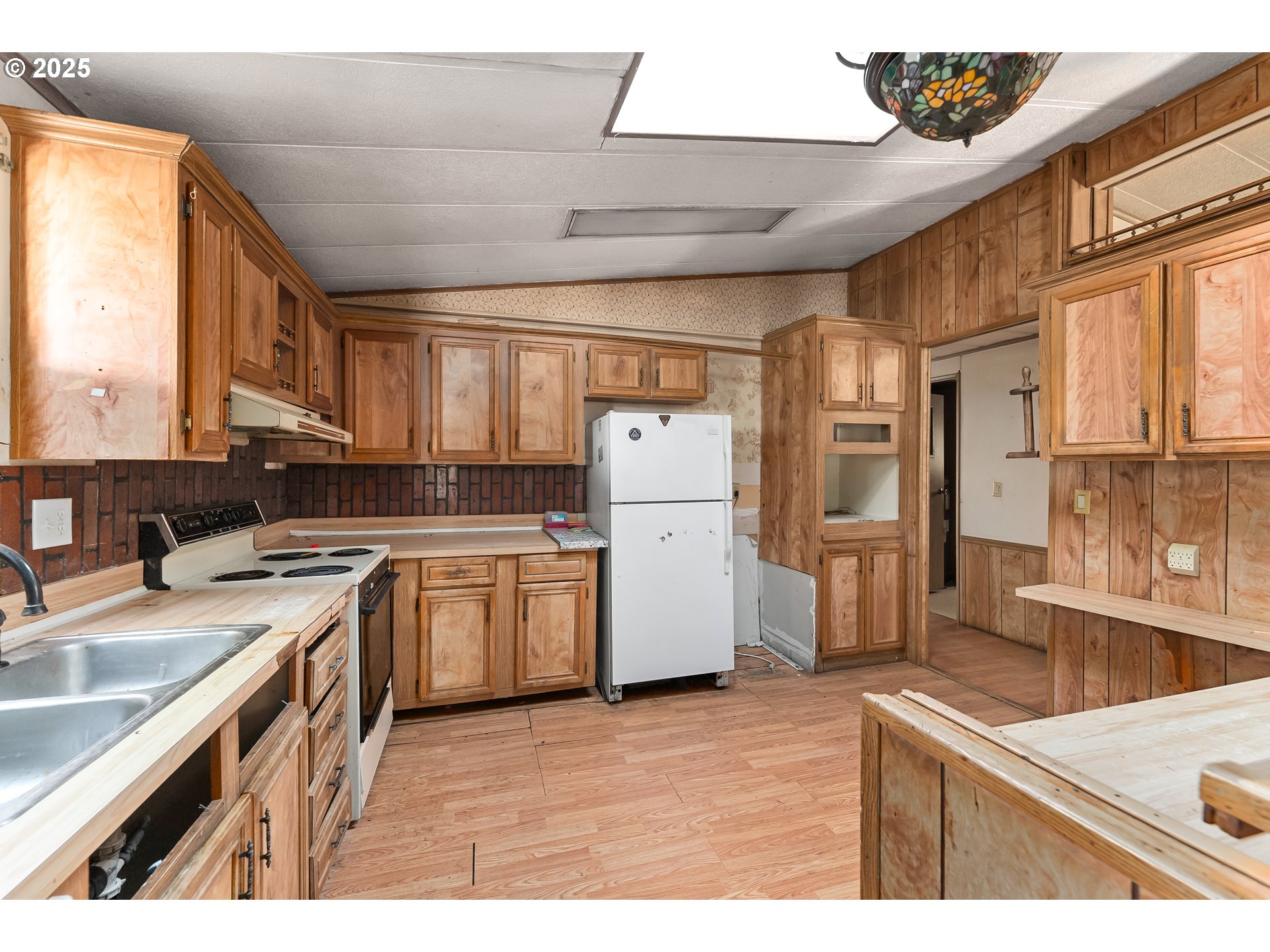 281 Callahan Road Roseburg, OR 97471 - Photo 16 of 39 a kitchen with a sink stove and refrigerator