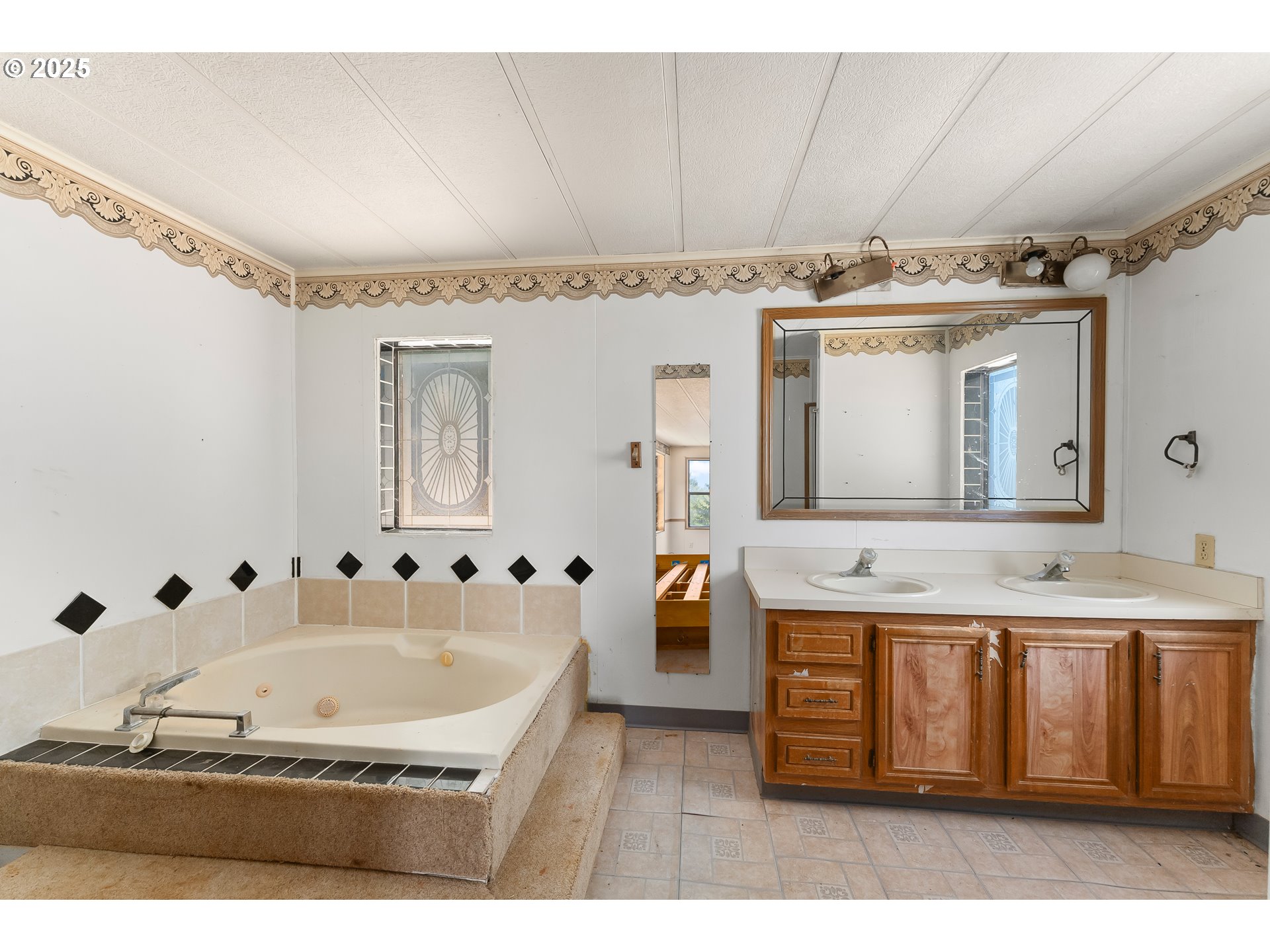 281 Callahan Road Roseburg, OR 97471 - Photo 20 of 39 a bathroom with a tub sink and mirror