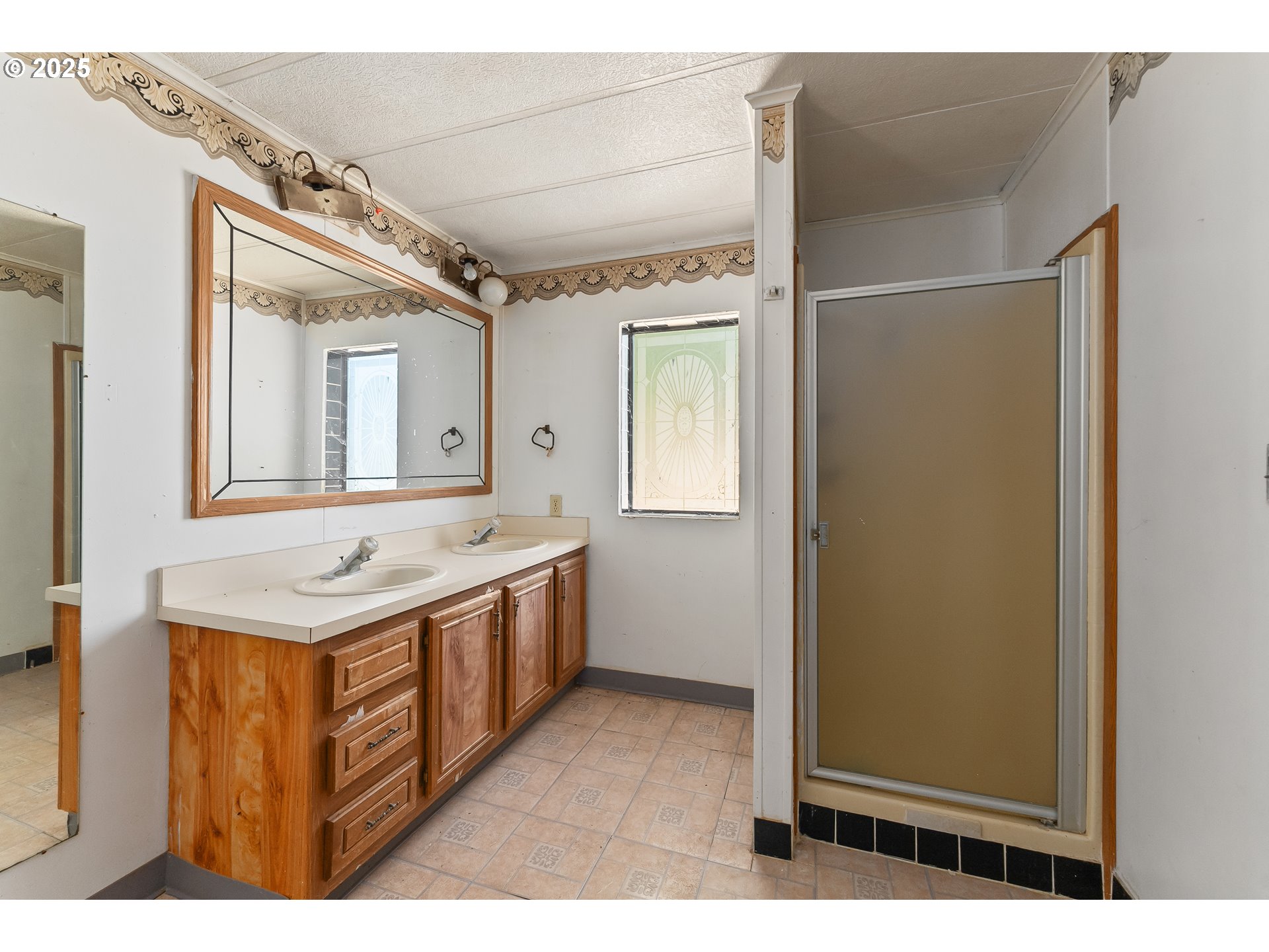 281 Callahan Road Roseburg, OR 97471 - Photo 22 of 39 a bathroom with a sink a mirror and a bathtub