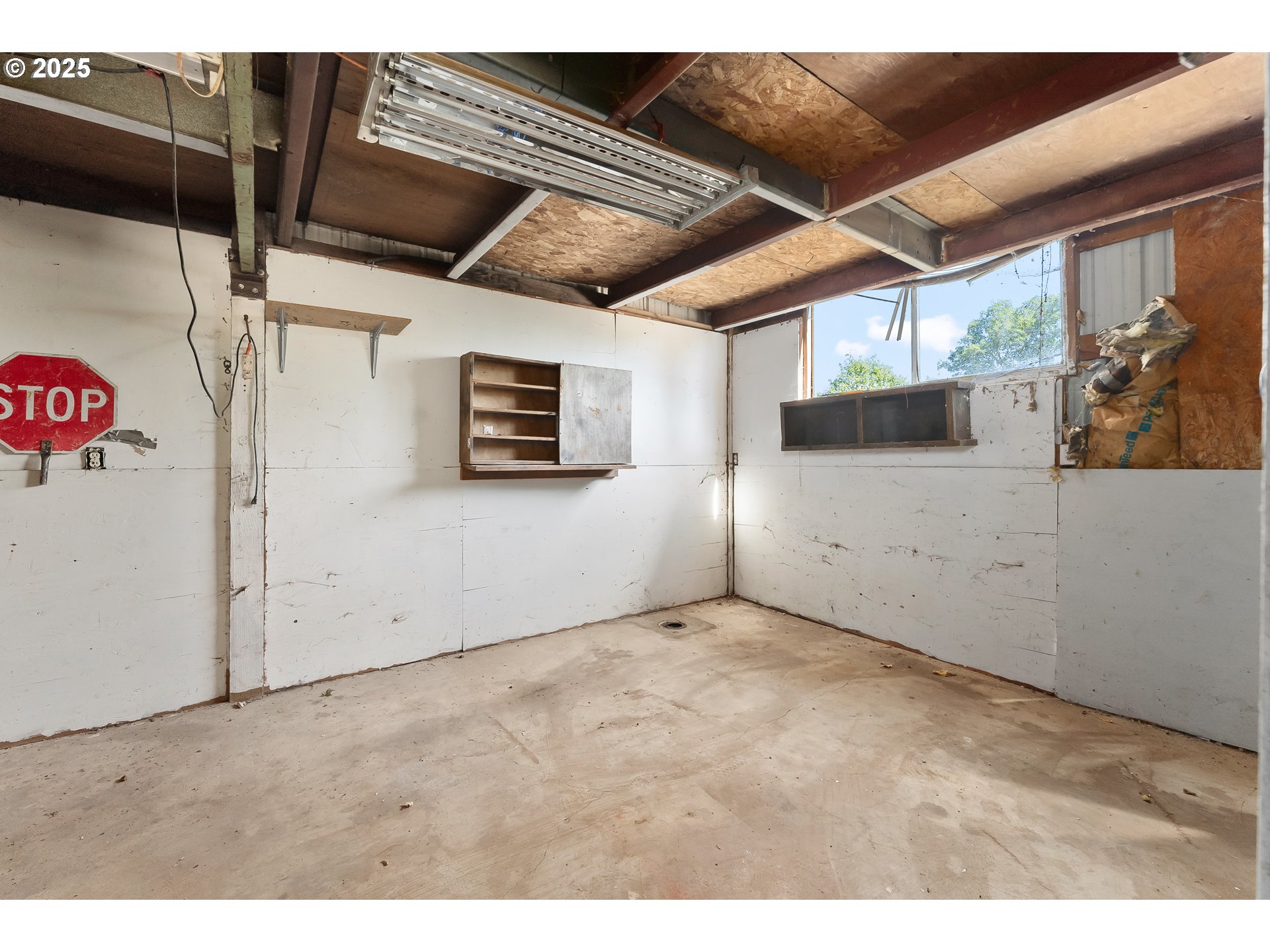 281 Callahan Road Roseburg, OR 97471 - Photo 27 of 39 a view of a garage