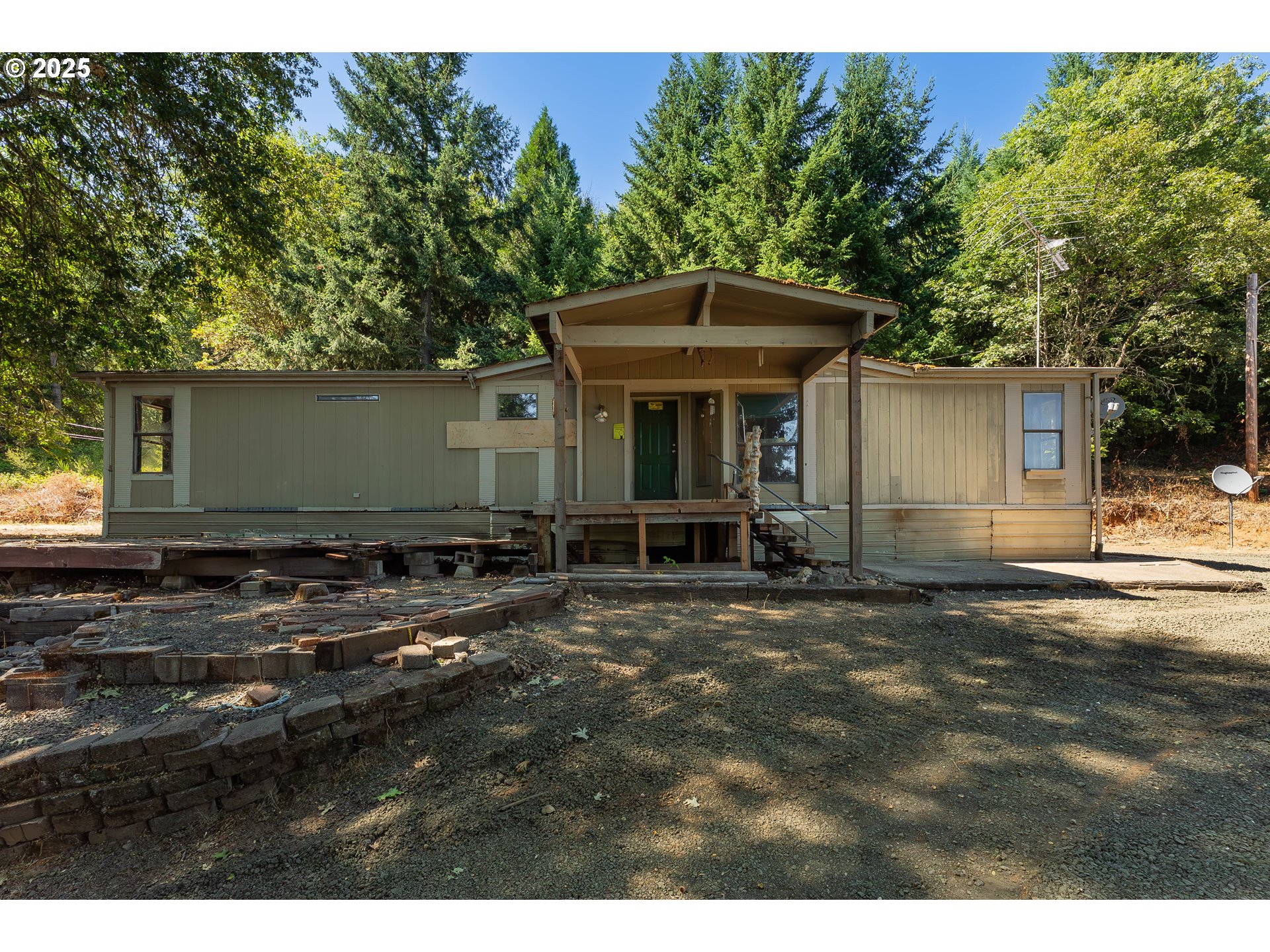 281 Callahan Road Roseburg, OR 97471 - Photo 8 of 39 a backyard of a house with barbeque oven