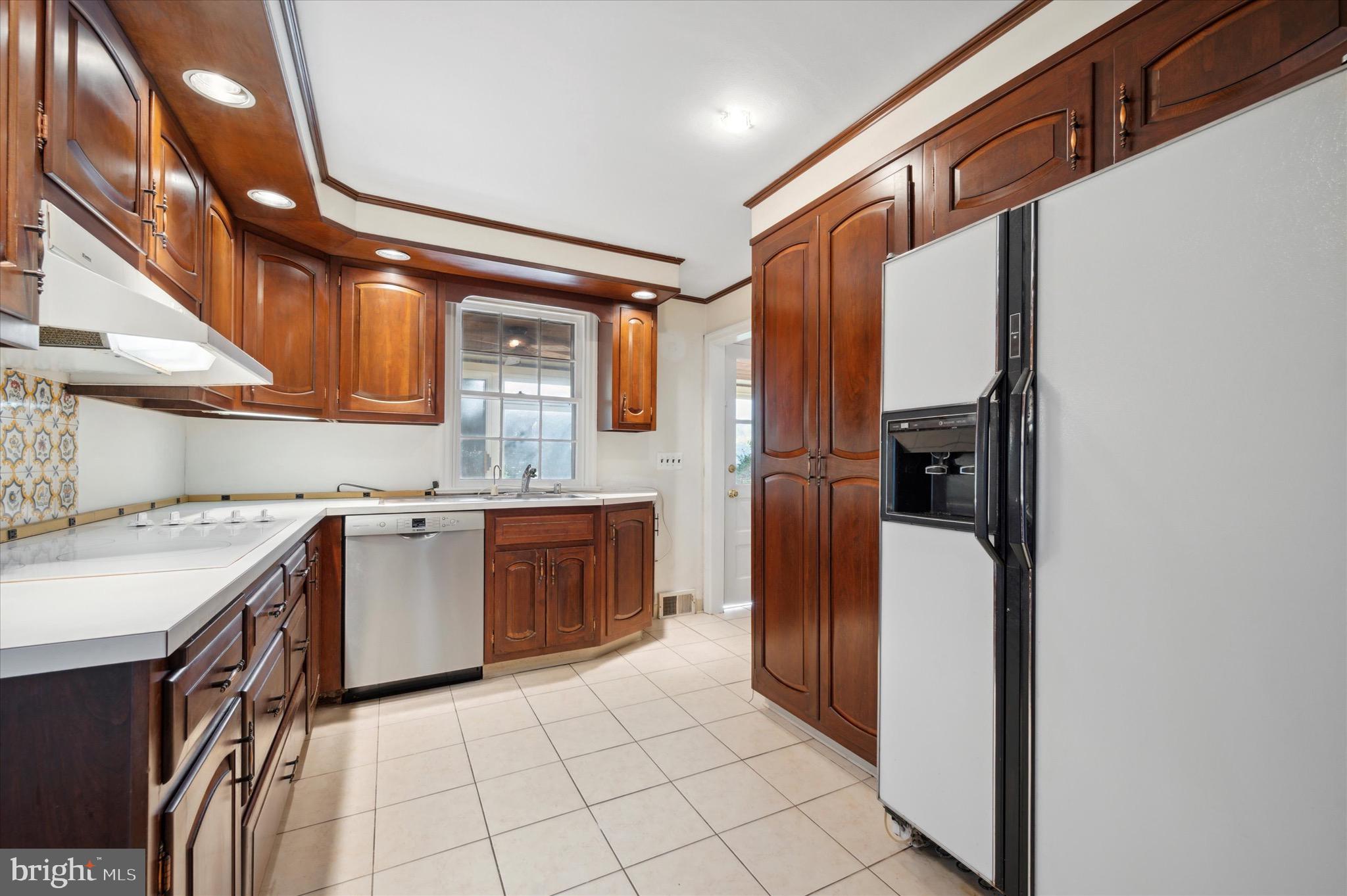 2030 Berkley Road Norristown, PA 19403 - Photo 8 of 25 Kitchen