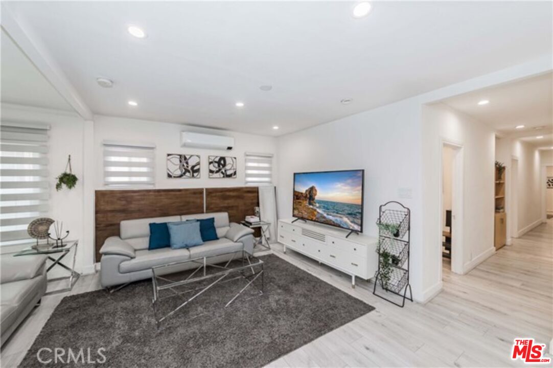 1238 South Muirfield Road Los Angeles, CA 90019 - Photo 6 of 20