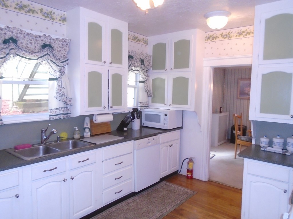 33 Chesterfield Road Worcester, MA 01602 - Photo 5 of 29 a spacious en suite bathroom with double sink and a mirror