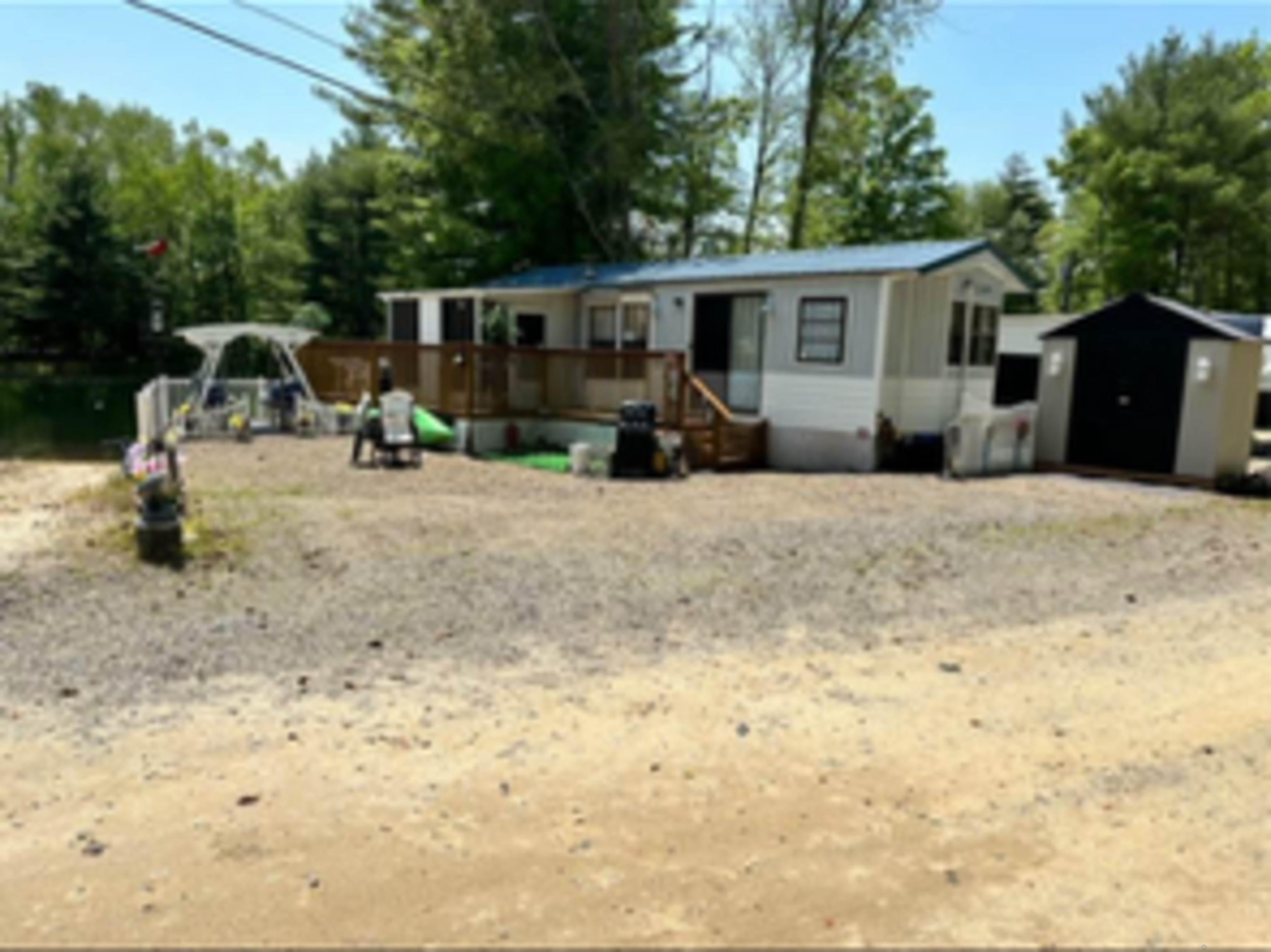 a view of a house with backyard