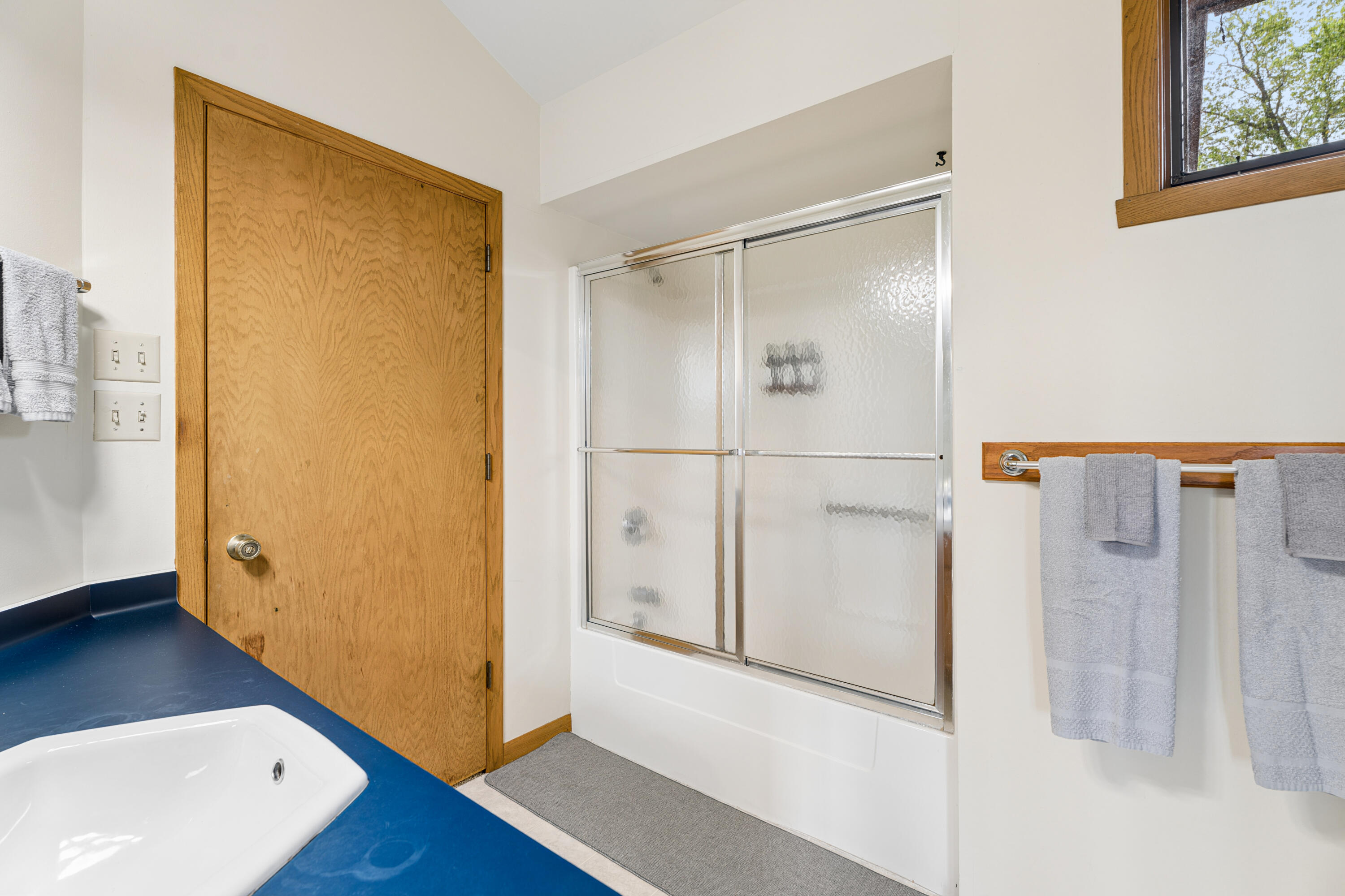 340 Lake Road Menasha, WI 54952 - Photo 36 of 76 Full bathroom Upper Level