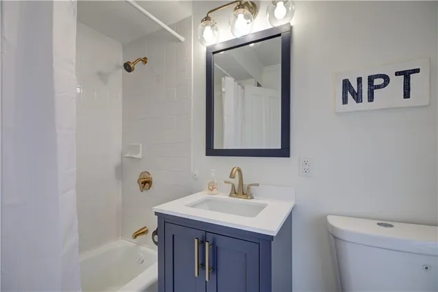 $2,300 | 109 Church Street, Unit 4, Newport, RI 02840