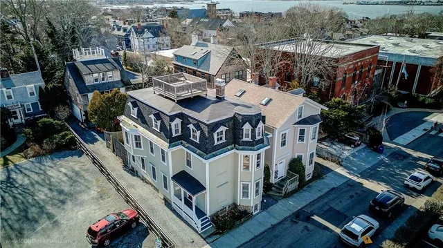 $2,300 | 109 Church Street, Unit 4, Newport, RI 02840