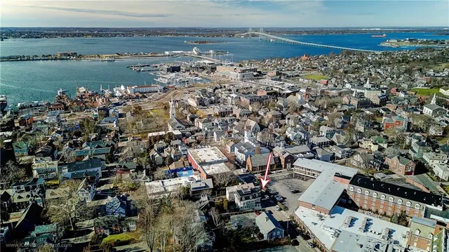 $2,300 | 109 Church Street, Unit 4, Newport, RI 02840