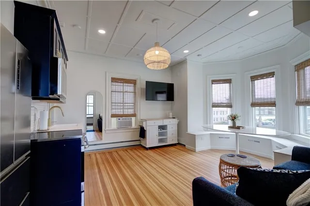 $2,300 | 109 Church Street, Unit 4, Newport, RI 02840