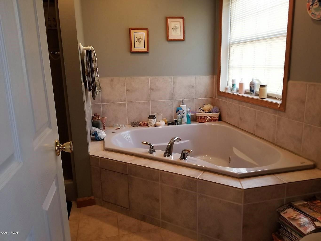 105 Rhododendron Lane Milford, PA 18337 - Photo 9 of 21 20171124182646163110000000-o