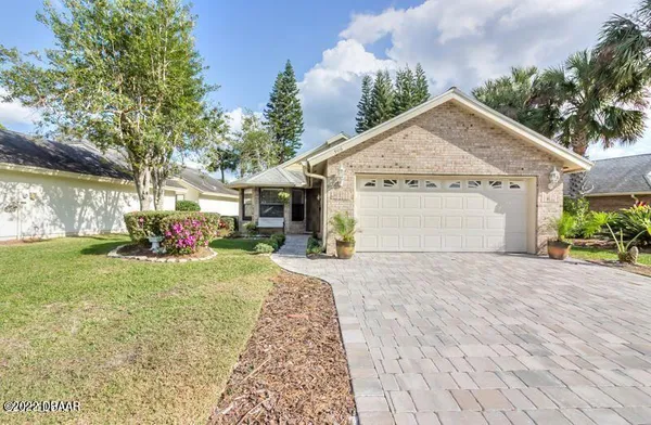 a view of a house with backyard