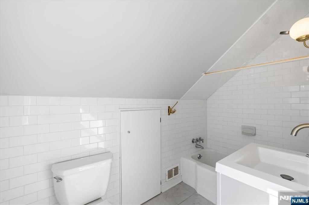 694 Northumberland Road Teaneck, NJ 07666 - Photo 18 of 29 Gallery Image 18