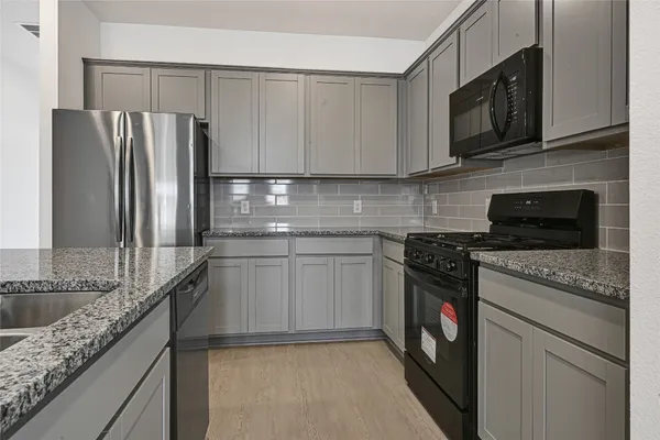 $2,400 | 2727 Crested Creek Lane, Fulshear, TX 77441