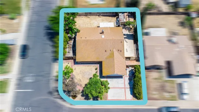 a view of entryway with a yard