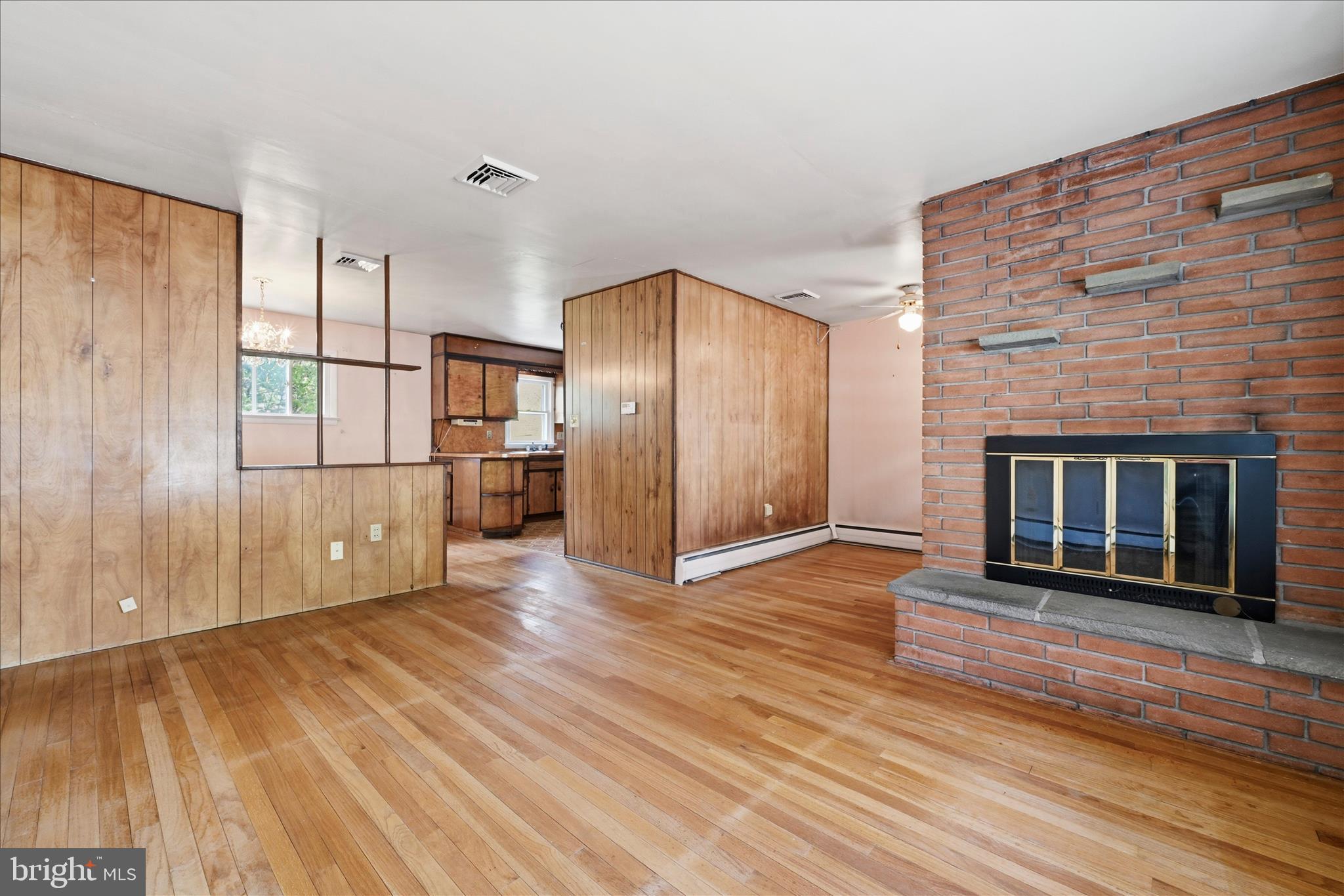 904 Crestview Avenue Reading, PA 19607 - Photo 15 of 43 Living Area