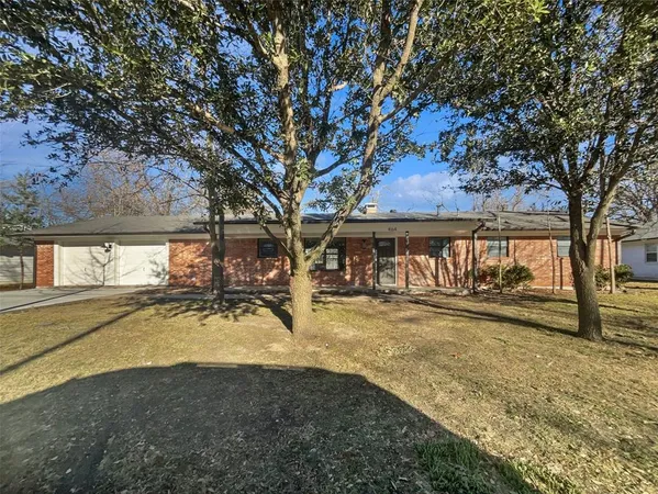 $296,000 | 464 West Fulton Street, Van Alstyne, TX 75495