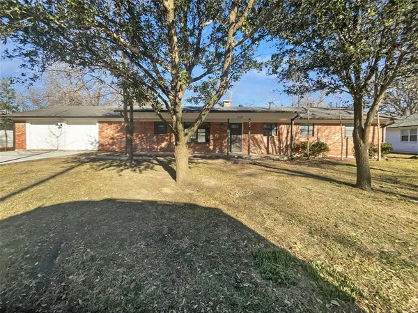 $296,000 | 464 West Fulton Street, Van Alstyne, TX 75495