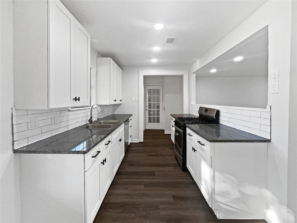 464 West Fulton Street Van Alstyne, TX 75495 - Photo 2 of 19