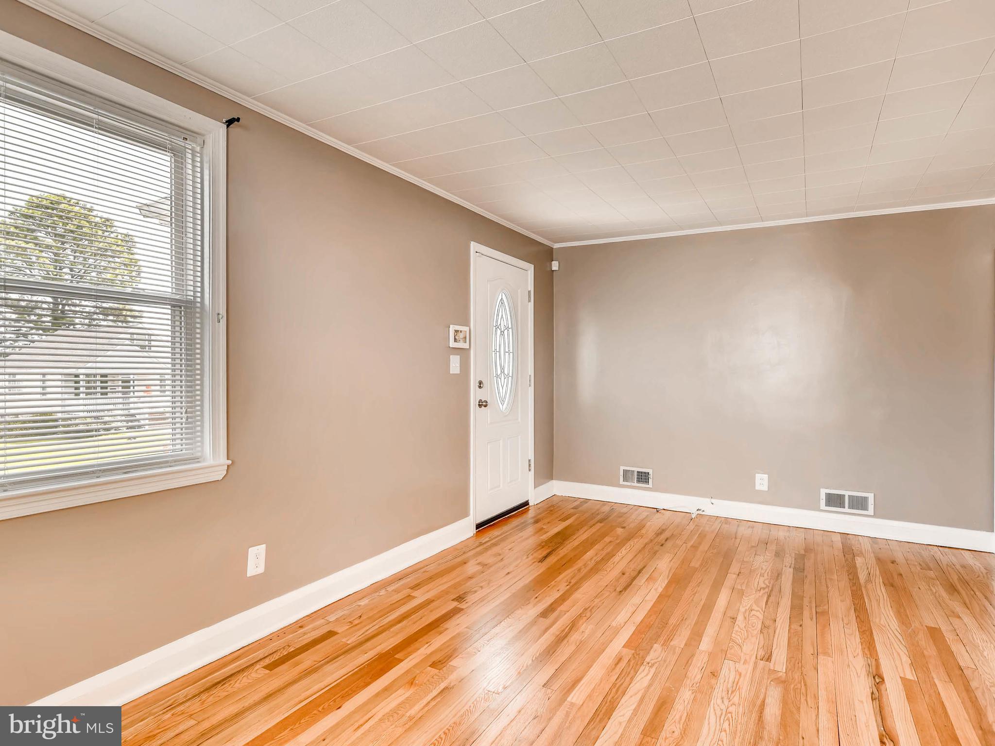 4223 Thorncliff Road Baltimore, MD 21236 - Photo 5 of 27 Living Room