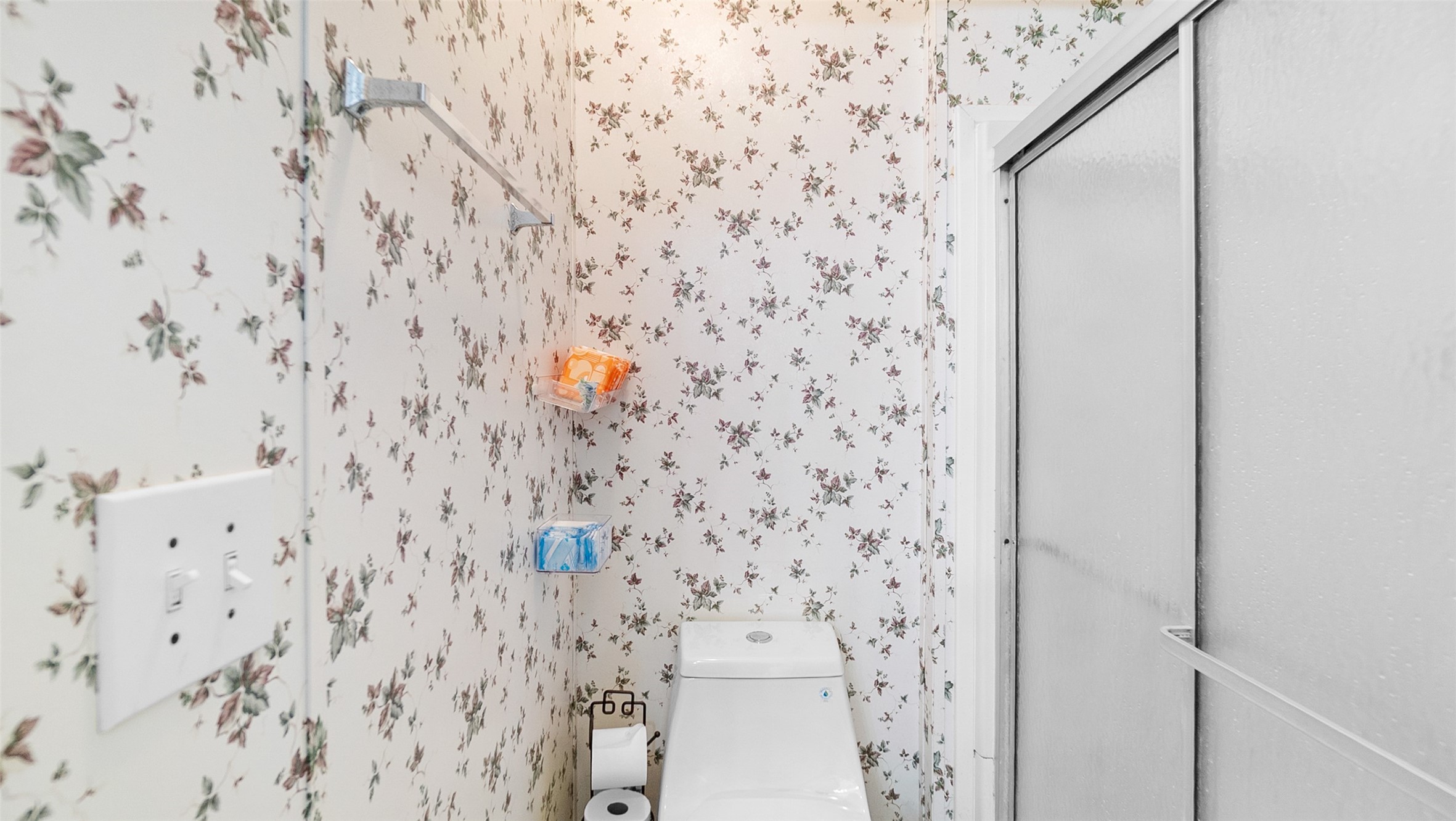 7735 North Walker Road Cleveland, TX 77328 - Photo 28 of 42 a bathroom with a shower curtain