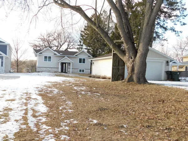 $820,000 | 1590 Lake Holiday Drive, Lake Holiday, IL 60548