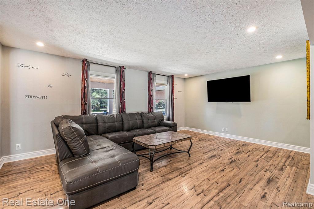 1526 Sexton Road Howell, MI 48843 - Photo 8 of 39