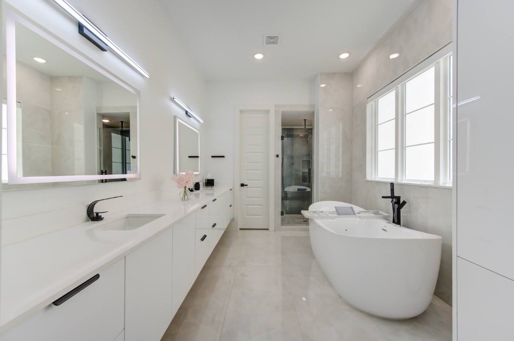 5702 Fairdale Lane, Unit C Houston, TX 77057 - Photo 27 of 47 a bathroom with a bathtub and 2 sink
