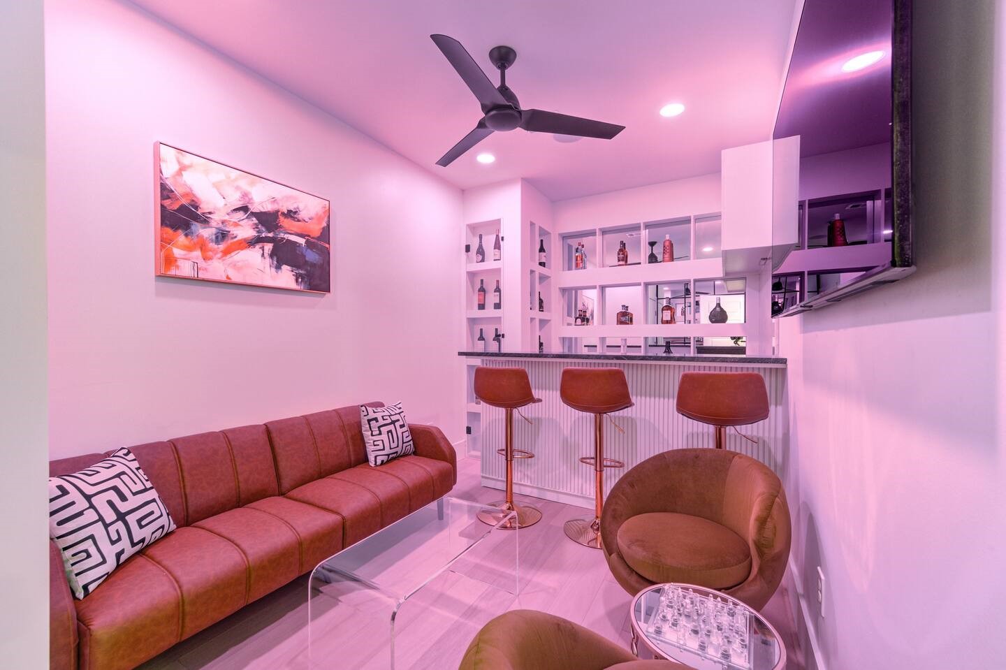 5702 Fairdale Lane, Unit C Houston, TX 77057 - Photo 37 of 47 a living room with furniture kitchen view and a chandelier