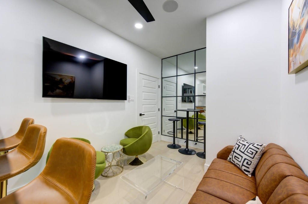 5702 Fairdale Lane, Unit C Houston, TX 77057 - Photo 39 of 47 a living room with furniture and a flat screen tv