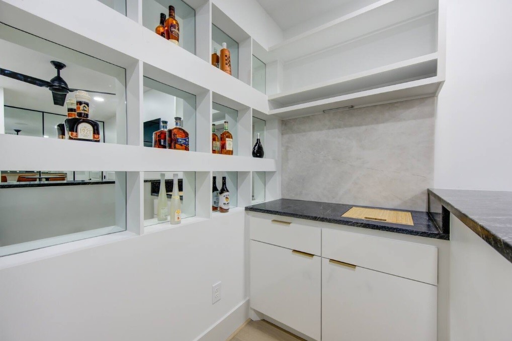 5702 Fairdale Lane, Unit C Houston, TX 77057 - Photo 40 of 47 a hallway with cabinets