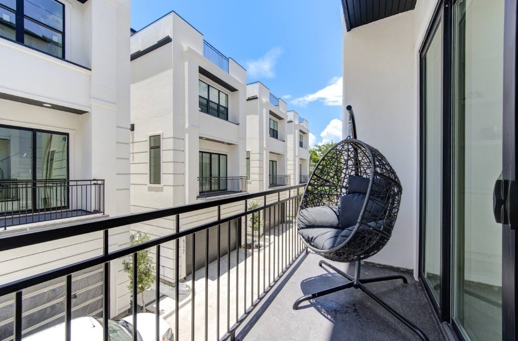 5702 Fairdale Lane, Unit C Houston, TX 77057 - Photo 42 of 47 a view of a chairs and table in a balcony