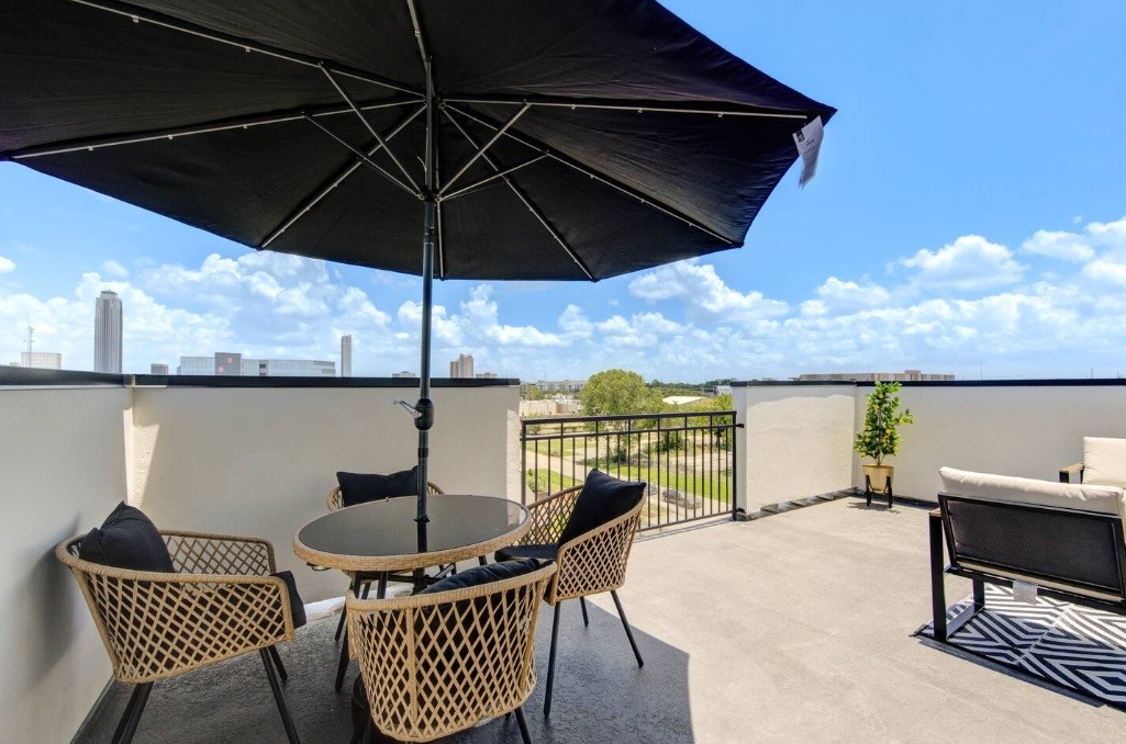 5702 Fairdale Lane, Unit C Houston, TX 77057 - Photo 43 of 47 a patio with a table and chairs