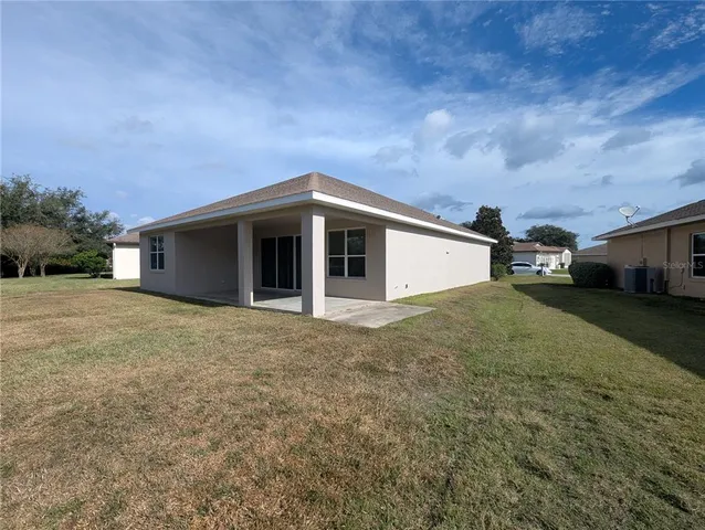 a view of a house with backyard