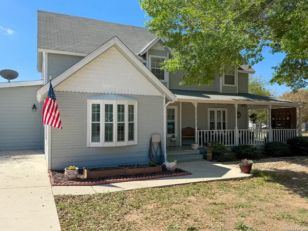 $465,000 | 702 County Road 6612, Devine, TX 78016