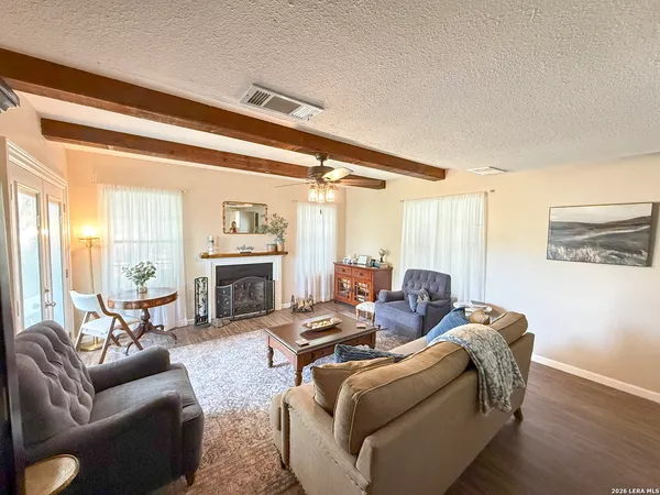 $465,000 | 702 County Road 6612, Devine, TX 78016