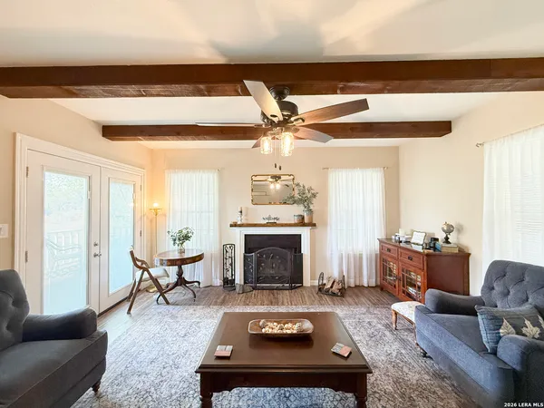 $465,000 | 702 County Road 6612, Devine, TX 78016