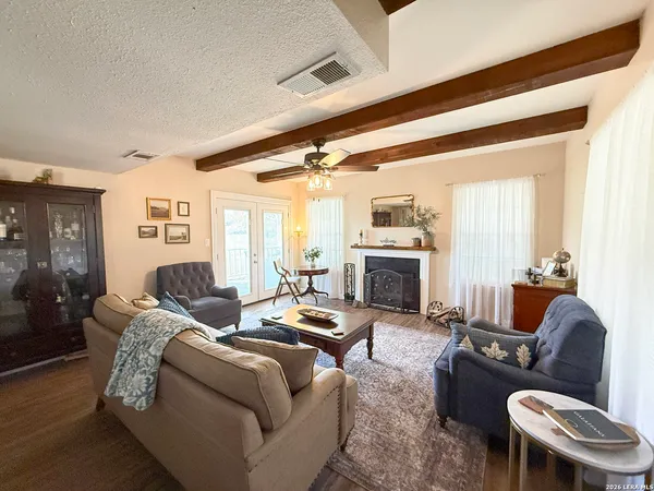 $465,000 | 702 County Road 6612, Devine, TX 78016