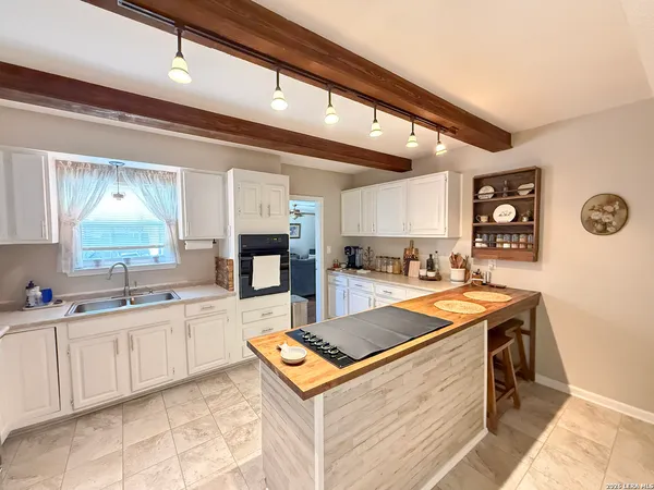 $465,000 | 702 County Road 6612, Devine, TX 78016