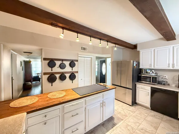 $465,000 | 702 County Road 6612, Devine, TX 78016