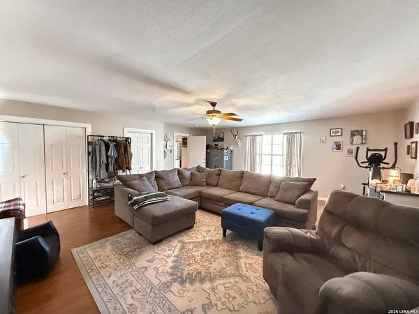 $465,000 | 702 County Road 6612, Devine, TX 78016