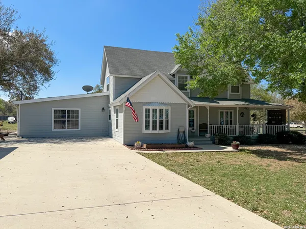 $465,000 | 702 County Road 6612, Devine, TX 78016