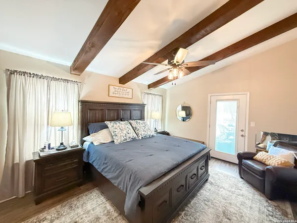 $465,000 | 702 County Road 6612, Devine, TX 78016
