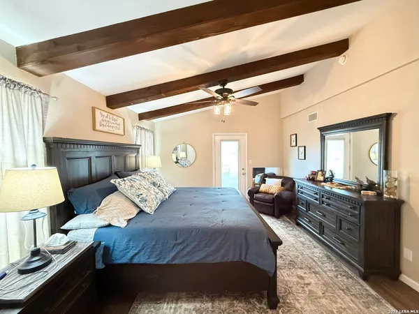 $465,000 | 702 County Road 6612, Devine, TX 78016