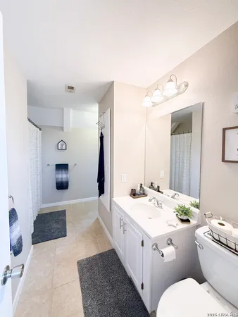 $465,000 | 702 County Road 6612, Devine, TX 78016