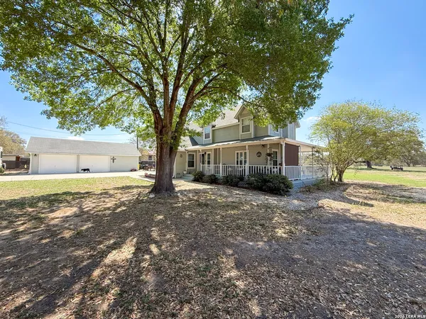 $465,000 | 702 County Road 6612, Devine, TX 78016